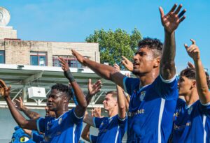 Fazendo valer o mando de campo, o Feirense se recuperou da derrota na última rodada e venceu o então vice-líder Leixões por 2 a 0, neste sábado, no Estádio Marcolino Castro.