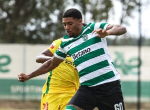 Com uma atuação pragmática e defensivamente sólida, o Sporting B venceu o Paços de Ferreira por 3 a 0, neste domingo, no Estádio Aurélio Pereira.