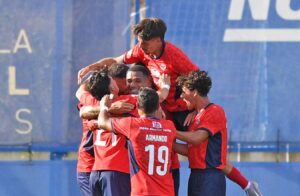 Em um jogo de poucas emoções e muita disputa, a Oliveirense aproveitou uma bola parada para vencer o Sporting B por 1 a 0, neste sábado, no Estádio Marcolino Castro.