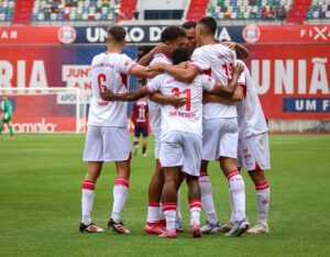 Jogando em casa, o União de Leiria começou a partida de forma avassaladora. Logo aos 9 minutos, o capitão espanhol Juan Muñoz fez um cruzamento magistral e encontrou Pablo Fernández, que com um toque de categoria encobriu o goleiro Lucas Paes para marcar um belo gol.