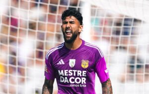 O grande nome da partida foi o goleiro Vitor Hugo.