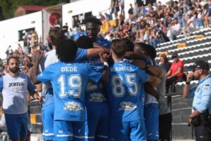 Em um confronto direto pela liderança do Grupo B da Liga 3, Caldas e 1º Dezembro fizeram um grande jogo e empataram em 2 a 2, neste domingo