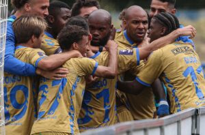 O Belenenses se recuperou da goleada sofrida na última rodada em grande estilo. Com dois gols nos minutos finais, a equipe venceu o Amora por 2 a 0, fora de casa, e se manteve na zona de classificação para a próxima fase da Liga 3.