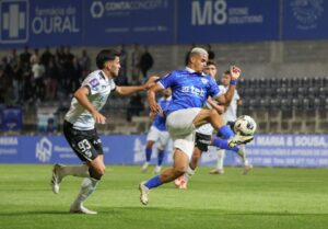 Paredes joga melhor, acerta a trave duas vezes, mas cede empate ao Vitória B no fim e segue sem vencer