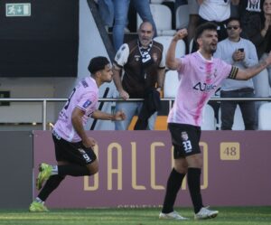 Caldas busca virada no fim, vence Lusitano de Évora e se mantém líder do Grupo B