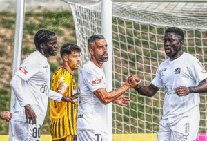 Com uma defesa de pênalti de seu goleiro nos acréscimos, o Farense segurou uma importante vitória por 2 a 1 sobre o Lusitânia de Lourosa, fora de casa.