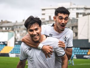 No confronto direto pela liderança do Grupo A da Liga 3, a Sanjoanense venceu o Trofense por 2 a 1, fora de casa, e assumiu a primeira posição.