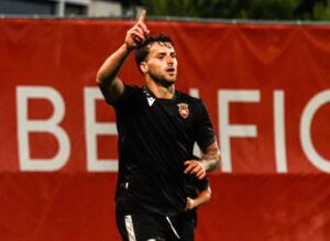 Expulsão muda o jogo, Penafiel aproveita, vence o Benfica B e se afasta da zona de rebaixamento