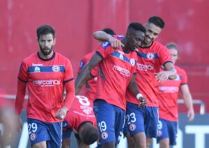 O Trofense se recuperou da derrota na última rodada e reassumiu a liderança isolada do Grupo A da Liga 3 ao vencer o Varzim de virada por 2 a 1.