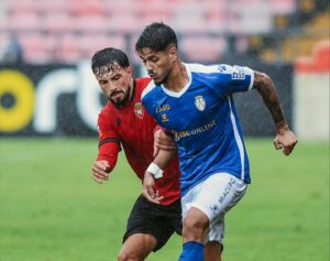 O Feirense voltou a vencer na Liga Portugal 2 após três rodadas ao derrotar o Penafiel por 2 a 1