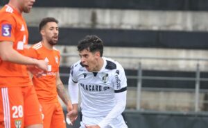 O Vitória de Guimarães B confirmou a excelente fase ao vencer o Amarante por 2 a 1