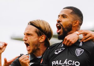 O Académico de Viseu embalou de vez na Liga Portugal 2 e conquistou sua quarta vitória consecutiva ao bater o Felgueiras por 3 a 1