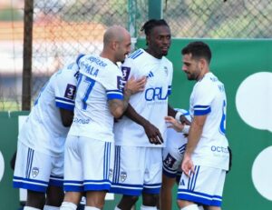 O Amora conquistou uma vitória importante por 2 a 0 sobre o Sporting de Covilhã, no Estádio Municipal José dos Santos Pinto