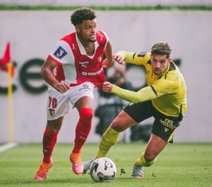 Rodrigo Silva foi agarrado dentro da área, resultando em pênalti para o Braga B e na expulsão de João Vigário, do Fafe.