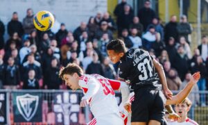 O Benfica B venceu o Académico de Viseu por 2 a 1 na tarde deste domingo, com gols de Leandro Santos e Peter Edokpolor, enquanto o atacante brasileiro João Guilherme marcou para os mandantes.