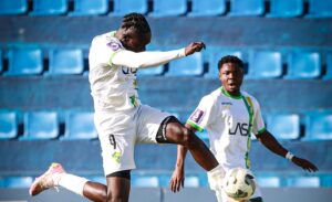 O Mafra superou o Amora por 2 a 1 na tarde deste sábado, com dois gols do atacante Mamor Niang, enquanto Edney Ribeiro descontou para os mandantes.