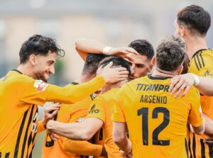 O Lusitânia de Lourosa conquistou sua primeira vitória como mandante na Liga Portugal 2 ao bater o Portimonense por 3 a 2, em partida disputada no Estádio Luís Filipe Menezes.