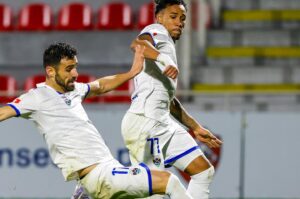 Em uma partida emocionante e cheia de alternativas, o Desportivo de Chaves venceu a Oliveirense por 3 a 2, fora de casa, pela 14ª rodada da Liga Portugal 2.