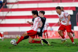 O São João de Ver venceu o dérbi contra a Sanjoanense por 2 a 1, com uma virada emocionante nos acréscimos