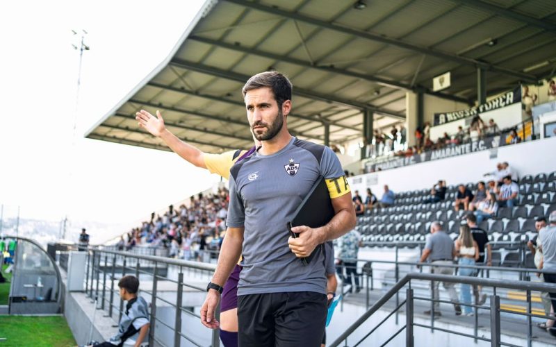 Treinador de goleiro da equipe do AD Sanjoanense Diogo Oliveira