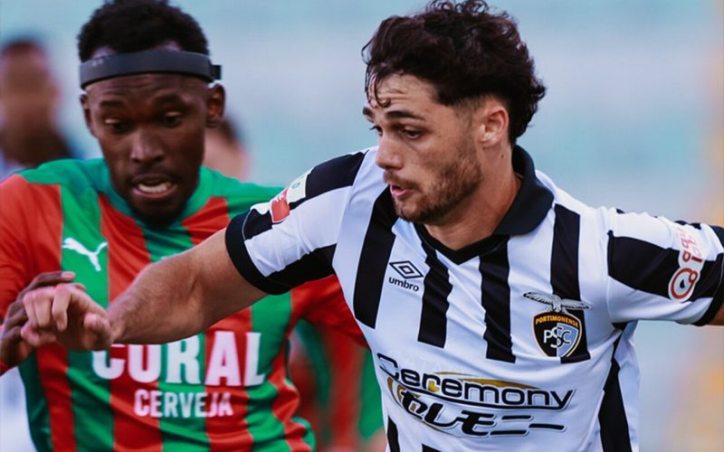 O Marítimo manteve a liderança da Liga Portugal 2 ao vencer o Portimonense por 2 a 0, fora de casa