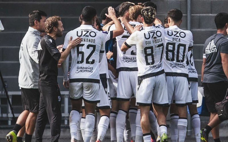Vitória B vence Marco 09, que terminou com nove, e entra na zona de classificação