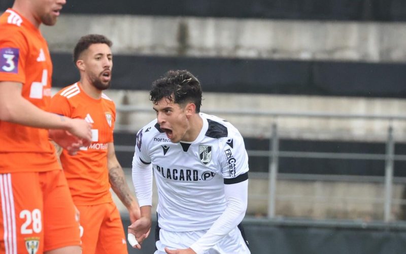 O Vitória de Guimarães B confirmou a excelente fase ao vencer o Amarante por 2 a 1