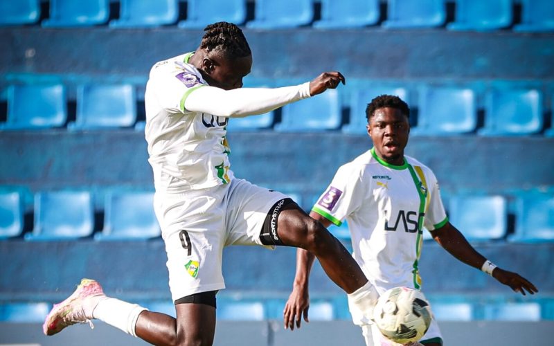 O Mafra superou o Amora por 2 a 1 na tarde deste sábado, com dois gols do atacante Mamor Niang, enquanto Edney Ribeiro descontou para os mandantes.