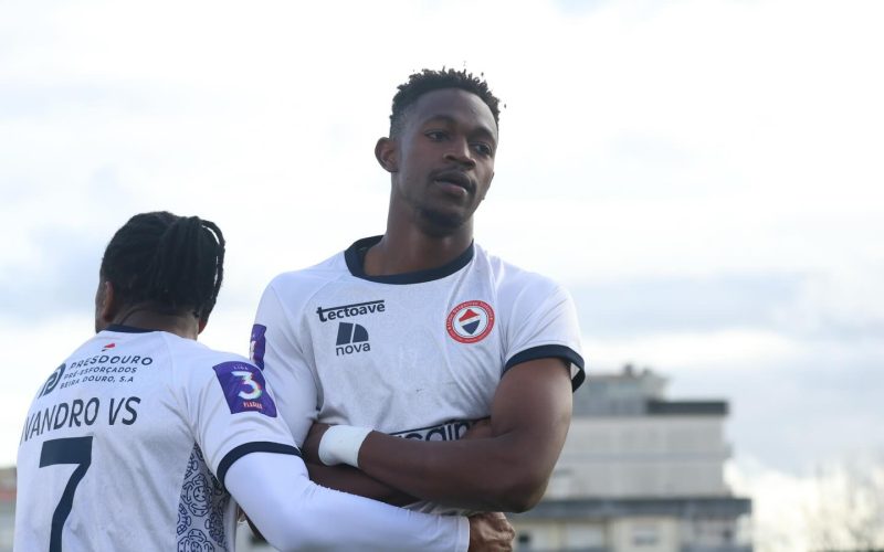 O Trofense derrotou a Sanjoanense por 4 a 2, em partida disputada neste sábado no Estádio Conde Dias Garcia, válida pela 16ª rodada da Liga 3.