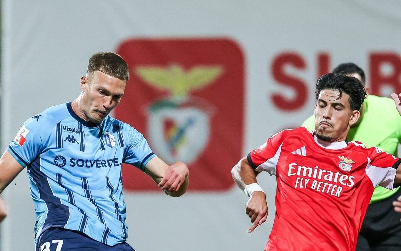 O Vizela voltou a vencer na Liga Portugal 2 após quatro rodadas, ao buscar uma virada por 2 a 1 sobre o Benfica B, no Seixal.