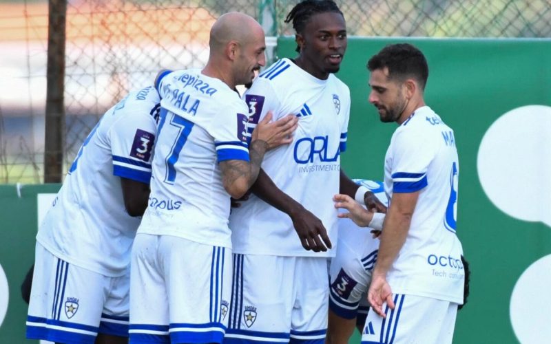 O Amora conquistou uma vitória importante por 2 a 0 sobre o Sporting de Covilhã, no Estádio Municipal José dos Santos Pinto