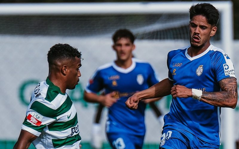 O Sporting B conquistou sua terceira vitória consecutiva ao vencer o Feirense por 3 a 2