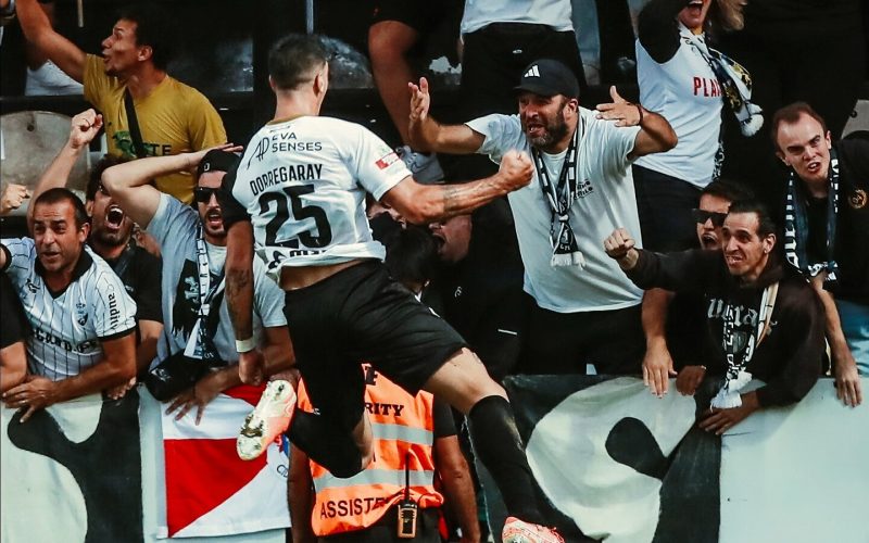 Farense vira o placar de 3-0 do Benfica B