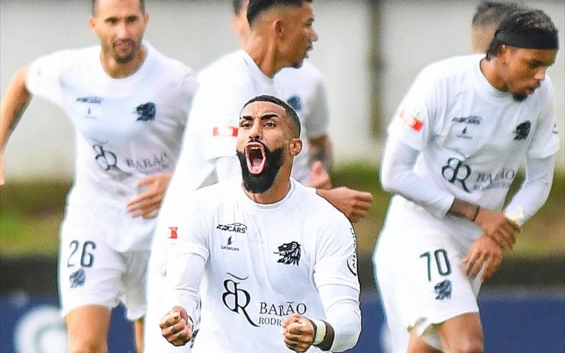 O Farense manteve sua boa sequência de cinco jogos sem perder ao buscar um empate em 1 a 1 com o Felgueiras, fora de casa
