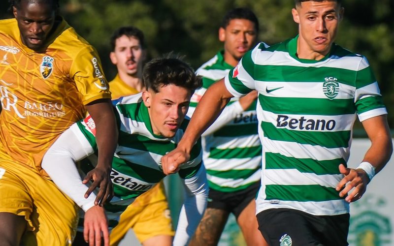 O líder Sporting B venceu o Farense por 3 a 1, no Estádio Aurélio Pereira, em um confronto direto na parte de cima da tabela da Liga Portugal 2.
