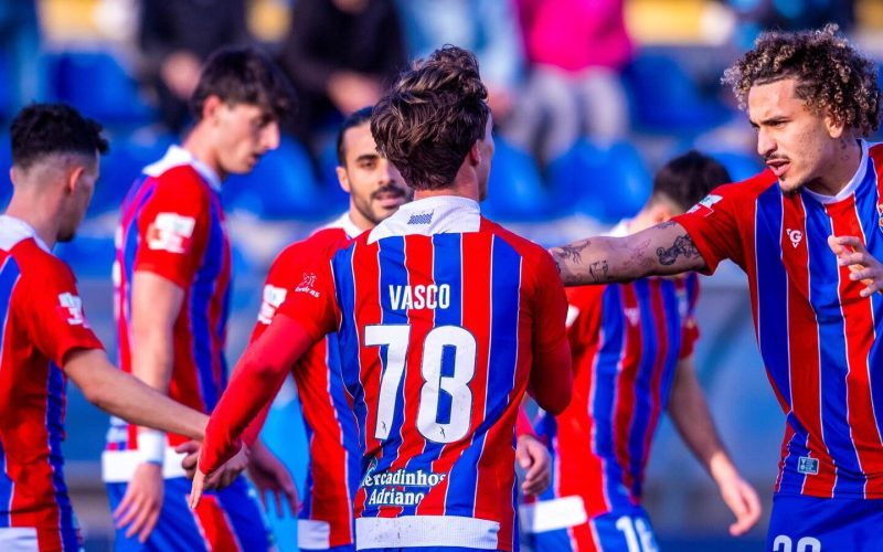 O Felgueiras venceu a Oliveirense por 1 a 0 na tarde deste sábado, graças a um gol contra do zagueiro Bura no início do segundo tempo