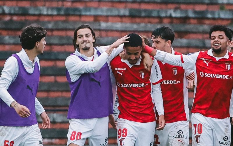 O Braga B venceu a Sanjoanense por 2 a 0 na tarde deste sábado, com gols de João Vasconcelos e do brasileiro Kauan Kelvin.
